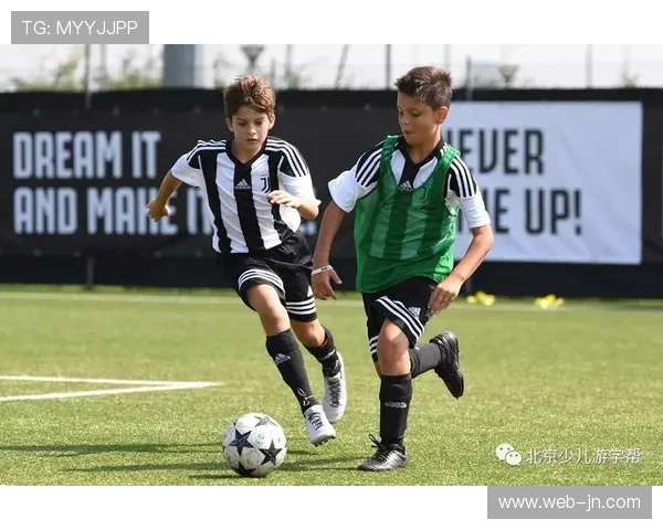 意甲俱乐部开放日，学生团体参观训练基地
